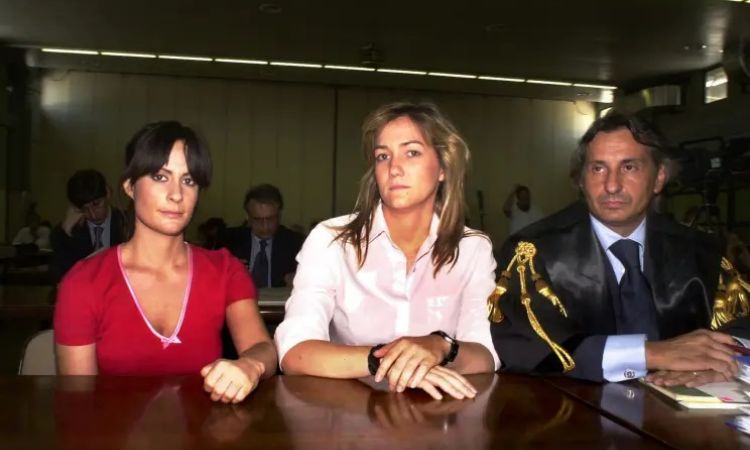 Alessandra Gucci (left) with her sister, Allegra Gucci in her mother's court proceedings. 